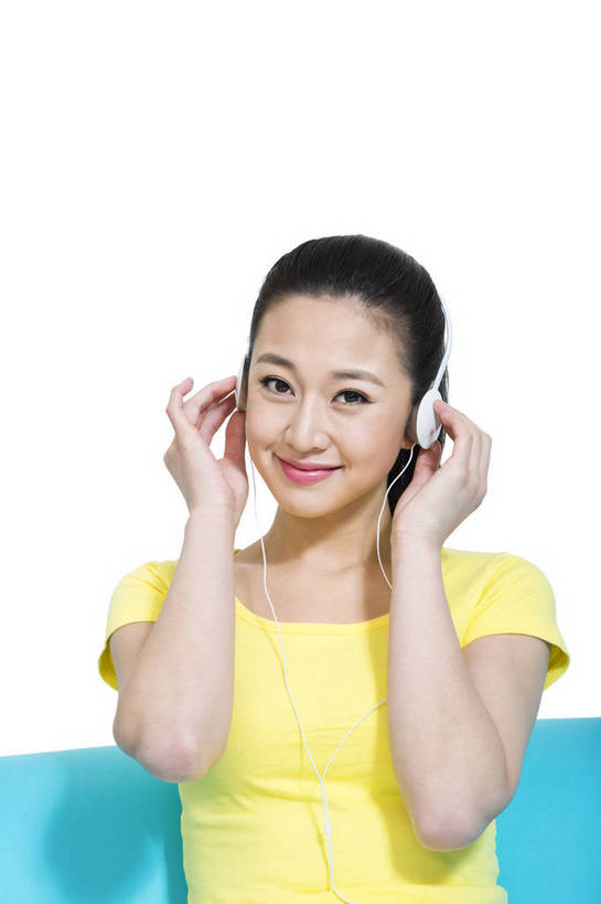 东方人,坐,打电话,微笑,竖图,彩色,室内,白天,留白,抠图,白色背景,正面,时尚,沙发,电话,手机,北京,中国,仅一个人,图片,休闲装,通讯设备,现代,耳机,听音乐,享受,休息,休闲,成熟,可爱,美女,自信,摄影,生活方式,青春,优雅,智能手机,乐观,交流,年轻女性,女人,女性,亚洲人,中国人,年轻人,沟通,通话,半身,影棚拍摄,愉快,苹果手机,bj174