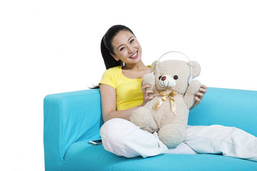 东方人,坐,打电话,微笑,横图,彩色,室内,白天,留白,抠图,白色背景,正面,时尚,沙发,熊,电话,手机,玩具,北京,中国,仅一个人,图片,休闲装,通讯设备,现代,耳机,听音乐,享受,休息,休闲,成熟,可爱,美女,自信,摄影,生活方式,青春,优雅,公仔,智能手机,乐观,交流,年轻女性,女人,女性,亚洲人,中国人,年轻人,沟通,通话,半身,影棚拍摄,愉快,苹果手机,bj174