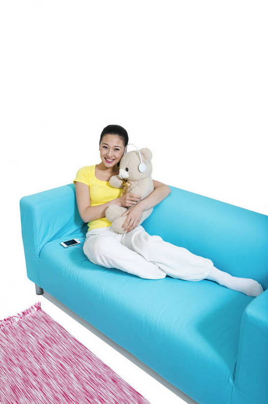 东方人,坐,打电话,微笑,竖图,彩色,室内,白天,留白,抠图,白色背景,正面,时尚,沙发,熊,电话,手机,玩具,北京,中国,仅一个人,图片,休闲装,通讯设备,现代,耳机,听音乐,享受,休息,休闲,成熟,可爱,美女,自信,摄影,生活方式,青春,优雅,公仔,智能手机,乐观,交流,年轻女性,女人,女性,亚洲人,中国人,年轻人,沟通,通话,全身,影棚拍摄,愉快,苹果手机,bj174