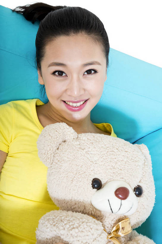 东方人,躺,抱,微笑,竖图,彩色,室内,白天,留白,抠图,白色背景,正面,时尚,沙发,熊,玩具,北京,中国,仅一个人,图片,休闲装,现代,休息,休闲,成熟,可爱,美女,自信,摄影,生活方式,青春,优雅,公仔,乐观,年轻女性,女人,女性,亚洲人,中国人,年轻人,半身,影棚拍摄,愉快,bj174
