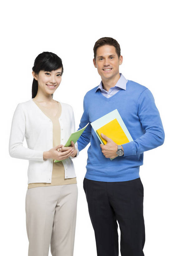 东方人,西方人,中年人,两个人,伙伴,同事,教师,站,微笑,竖图,彩色,室内,白天,留白,抠图,白色背景,正面,友谊,幸福,合作,团队,北京,欧洲,中国,欧洲人,正装,图片,教育,休闲装,外套,并肩,放松,美女,自信,帮助,讲解,外教,摄影,外国人,课本,女教师,成就,同伴,辅导,乐观,教员,认真,友情,自豪,男人,男性,年轻男性,年轻女性,女人,女性,白种人,美国人,亚洲人,中国人,年轻人,老师,半身,影棚拍摄,先生,bj174