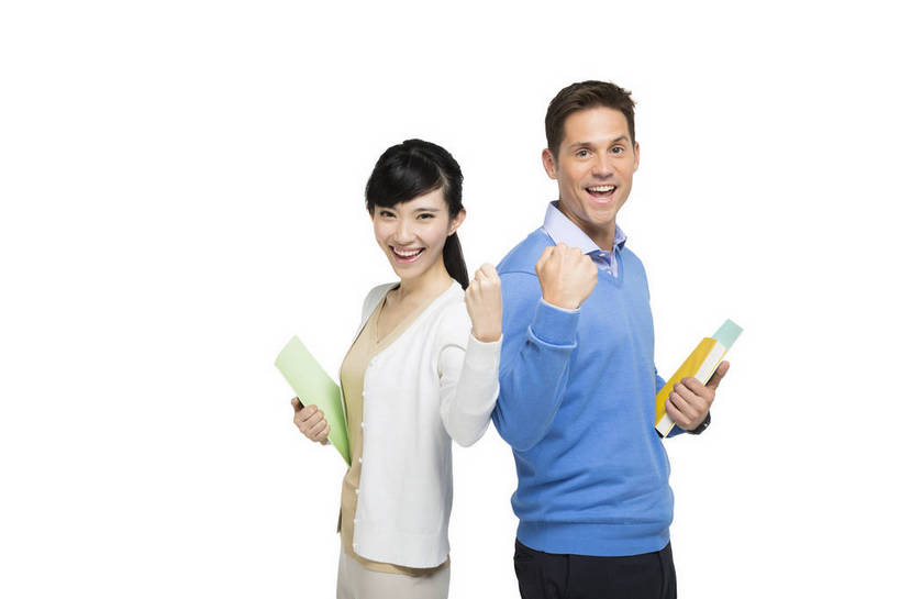 东方人,西方人,中年人,两个人,伙伴,同事,教师,站,微笑,横图,彩色,室内,白天,留白,抠图,白色背景,侧面,友谊,幸福,合作,团队,北京,欧洲,中国,欧洲人,正装,图片,教育,休闲装,鼓励,外套,握拳,背靠背,放松,美女,自信,帮助,讲解,外教,摄影,外国人,课本,女教师,成就,同伴,辅导,乐观,教员,认真,友情,自豪,男人,男性,年轻男性,年轻女性,女人,女性,白种人,美国人,亚洲人,中国人,年轻人,老师,半身,影棚拍摄,先生,bj174