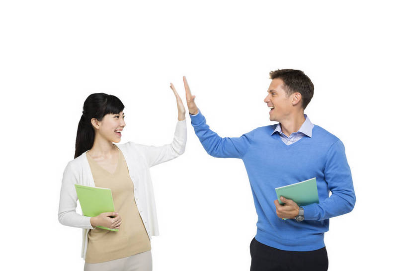 东方人,西方人,中年人,两个人,伙伴,同事,教师,站,微笑,横图,彩色,室内,白天,留白,抠图,白色背景,正面,友谊,幸福,合作,团队,北京,欧洲,中国,欧洲人,击掌,正装,庆祝,图片,教育,休闲装,外套,背靠背,放松,美女,自信,帮助,讲解,外教,摄影,外国人,课本,女教师,成就,同伴,辅导,乐观,教员,认真,友情,自豪,男人,男性,年轻男性,年轻女性,女人,女性,白种人,美国人,亚洲人,中国人,年轻人,老师,半身,影棚拍摄,先生,bj174