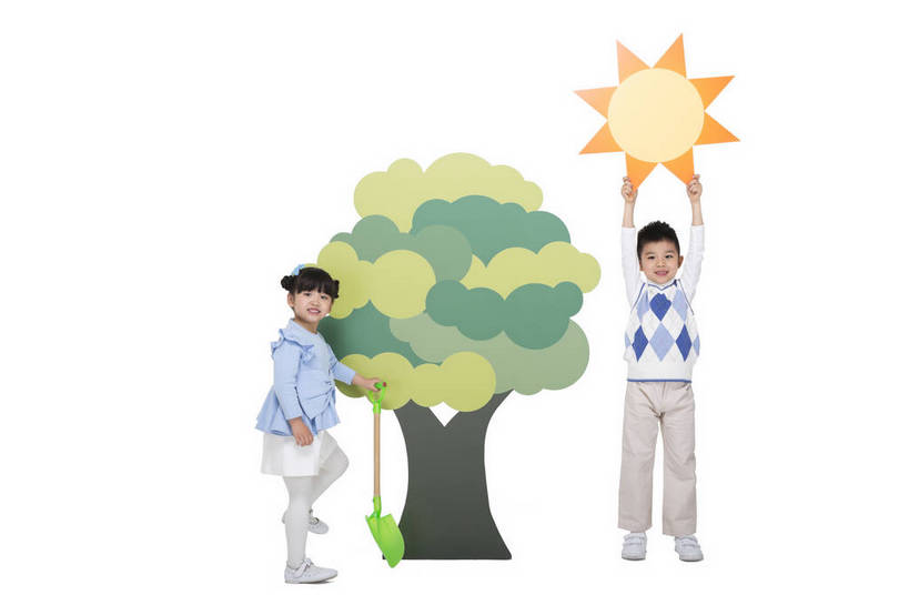 东方人,儿童,两个人,家庭,伙伴,站,微笑,横图,彩色,室内,白天,留白,抠图,白色背景,侧面,时尚,快乐,幸福,太阳,植物,北京,中国,种植,环保,图片,兄妹,树,树木,小孩,绿色,自然,站着,健康,温馨,休闲服,卡通,放松,可爱,童年,童趣,摄影,生长,生活方式,成长,道具,希望,好奇,未来,同伴,亲情,锹,宣传,乐观,天真,友情,男孩,男人,男性,女孩,女人,女性,亚洲人,中国人,孩子,站立,全身,影棚拍摄,愉快,男生,植树,bj174