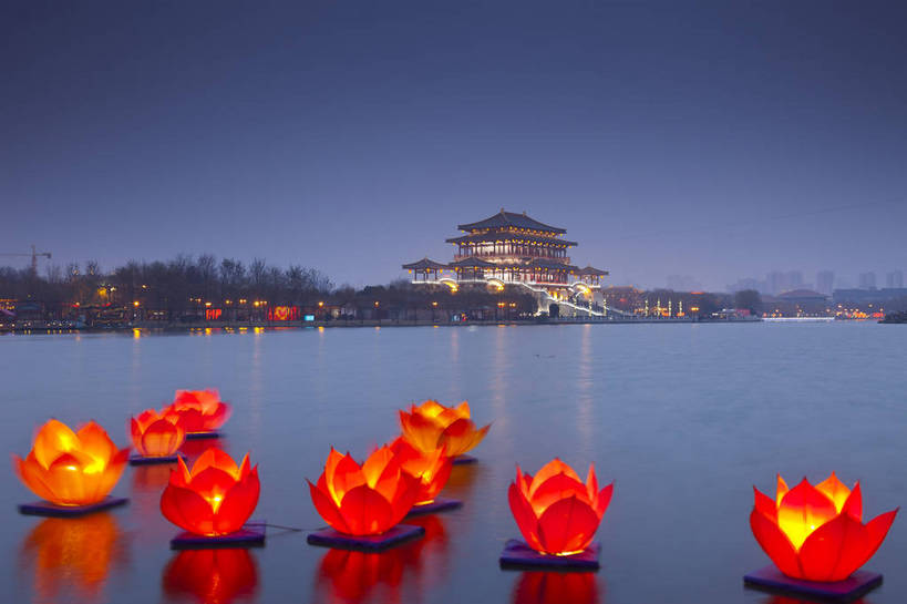 无人,公园,宫殿,横图,彩色,室外,旅游,度假,湖,名胜古迹,标志建筑,地标,建筑,夜景,西安,中国,遗迹,图片,建筑群,古典,古迹,文物,娱乐,建设,古建筑,享受,休闲,旅游胜地,放松,摄影,园林,文明,中国文化,古文明,陕西,灯火辉煌,旅行,大唐芙蓉园,bj174