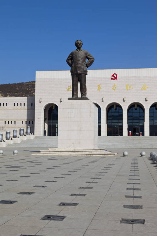 无人,竖图,旅游,度假,名胜古迹,标志建筑,地标,建筑,中国,遗迹,毛泽东,雕像,纪念碑,纪念馆,古迹,历史,文物,娱乐,建设,古建筑,现代建筑,享受,休闲,旅游胜地,放松,文明,中国文化,古文明,陕西,延安,旅行,延安革命纪念馆,bj174