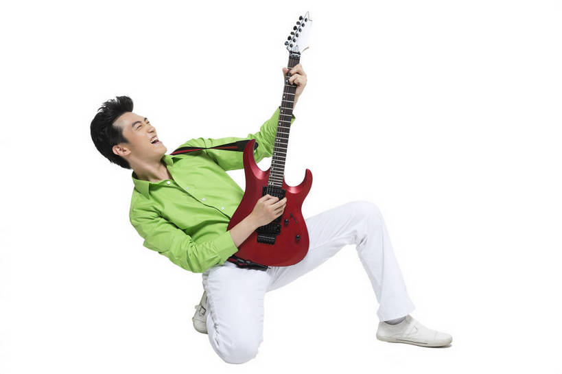 东方人,蹲,横图,彩色,室内,白天,留白,抠图,白色背景,正面,时尚,陶醉,跳舞,快乐,幸福,北京,中国,仅一个人,图片,弹奏,演奏,弹吉他,休闲装,现代,享受,休闲,放松,活力,自信,唱歌,摄影,生活方式,青春,手舞足蹈,演唱,歌唱,动感,乐观,男人,男性,年轻男性,亚洲人,中国人,年轻人,全身,影棚拍摄,愉快,bj174