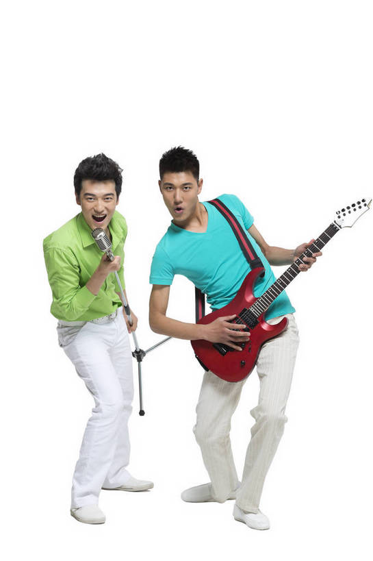 东方人,竖图,彩色,室内,白天,留白,抠图,白色背景,正面,时尚,陶醉,跳舞,快乐,幸福,北京,中国,仅一个人,图片,弹奏,演奏,弹吉他,休闲装,现代,半蹲,享受,休闲,放松,活力,自信,唱歌,摄影,生活方式,青春,手舞足蹈,演唱,歌唱,动感,乐观,男人,男性,年轻男性,亚洲人,中国人,年轻人,全身,影棚拍摄,愉快,bj174