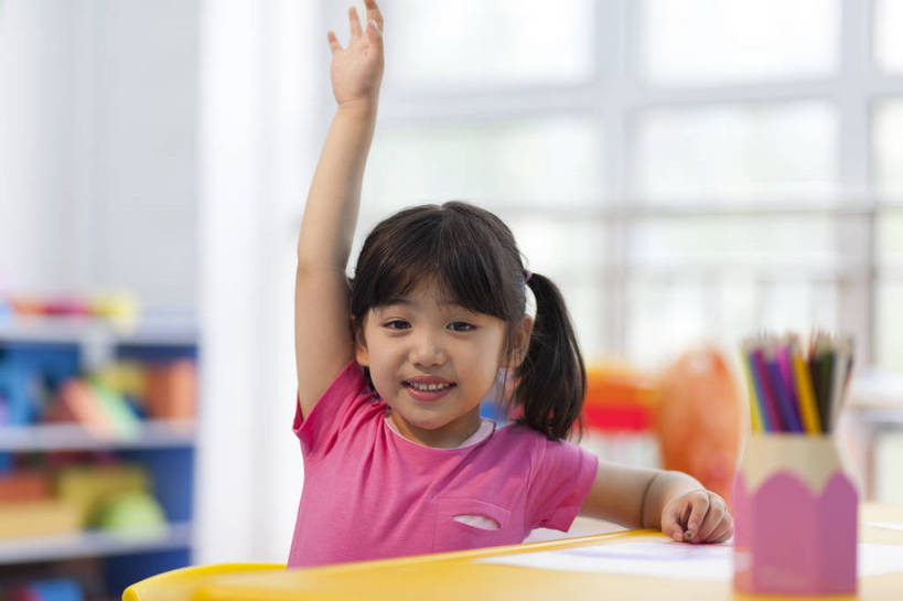 东方人,婴儿,儿童,一个人,坐,笑,横图,彩色,室内,白天,正面,快乐,幸福,纯洁,北京,中国,学习,图片,书桌,小孩,小女孩,背景墙,教室,放松,可爱,童年,童趣,幼儿园,摄影,活泼,成长,希望,好奇,未来,宝宝,提问,纯真,烂漫,无邪,回答,乐观,卡通画,伶俐,认真,天真,女孩,女人,女性,亚洲人,中国人,孩子,举手,半身,女生,bj174