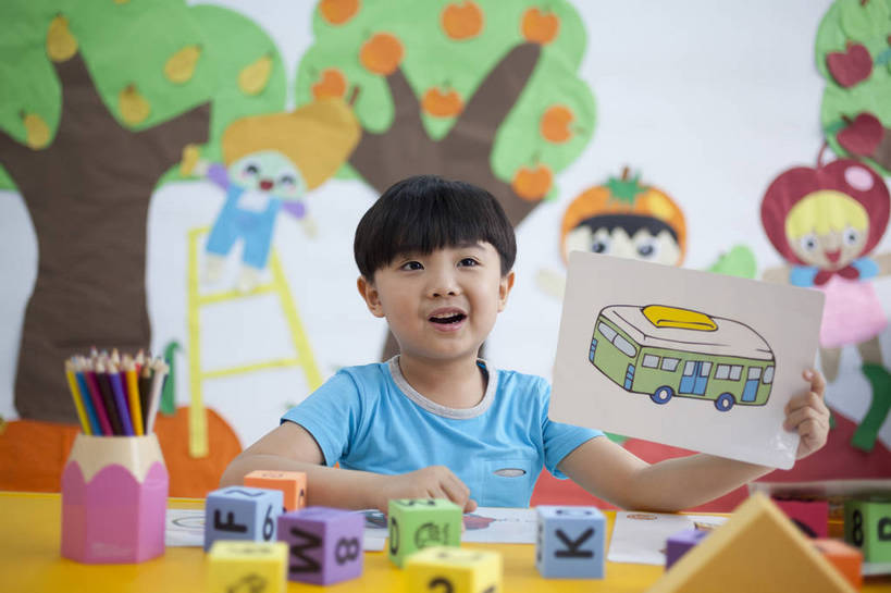 东方人,婴儿,儿童,一个人,坐,横图,彩色,室内,白天,正面,游戏,快乐,幸福,纯洁,智慧,玩具,北京,中国,数字,图片,字母,玩,娱乐,书桌,画,小孩,背景墙,休闲,教室,展示,积木,放松,可爱,童年,童趣,益智,幼儿园,摄影,活泼,成长,活动,希望,好奇,思维,未来,发泄,消遣,智力,宝宝,摆弄,想象,纯真,烂漫,无邪,宣泄,乐观,卡通画,伶俐,天真,男孩,男人,男性,亚洲人,中国人,孩子,举起,玩耍,嬉戏,半身,男生,bj174