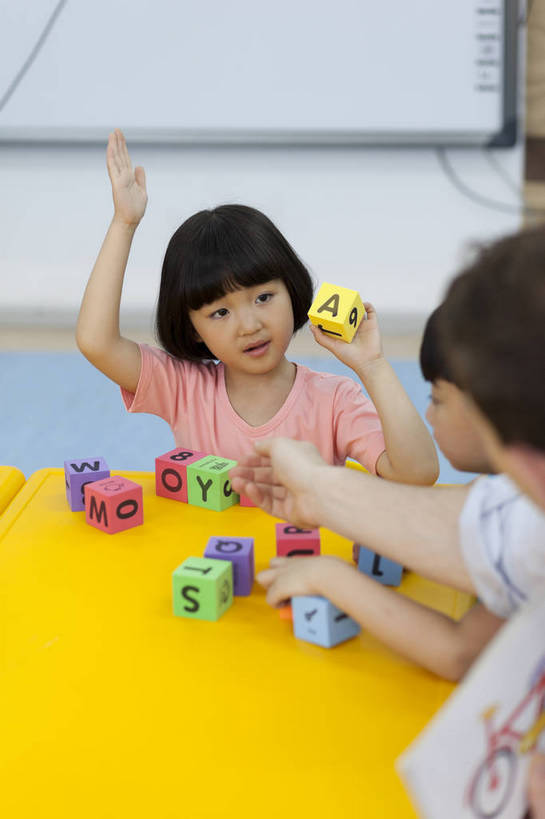 东方人,婴儿,儿童,三个人,伙伴,坐,举,竖图,彩色,室内,白天,正面,侧面,游戏,快乐,友谊,幸福,纯洁,智慧,玩具,北京,中国,板凳,图片,玩,娱乐,小孩,小女孩,托,休闲,教室,积木,放松,可爱,童年,童趣,益智,幼儿园,摄影,活泼,成长,活动,希望,儿童乐园,好奇,思维,未来,发泄,消遣,智力,同伴,宝宝,摆弄,提问,想象,纯真,烂漫,无邪,回答,宣泄,乐观,伶俐,天真,友情,男孩,男人,男性,女人,女性,亚洲人,中国人,孩子,举起,举手,举着,玩耍,嬉戏,向上举,向上伸,向上托,半身,男生,bj174