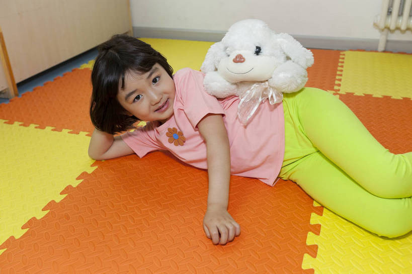 东方人,婴儿,儿童,一个人,躺,微笑,横图,彩色,室内,白天,侧面,快乐,幸福,纯洁,玩具,北京,中国,兔子,图片,小孩,小女孩,背景墙,教室,放松,可爱,童年,童趣,幼儿园,摄影,毛绒玩具,活泼,成长,希望,好奇,未来,宝宝,纯真,烂漫,无邪,乐观,卡通画,伶俐,天真,女孩,女人,女性,亚洲人,中国人,孩子,半身,女生,bj174