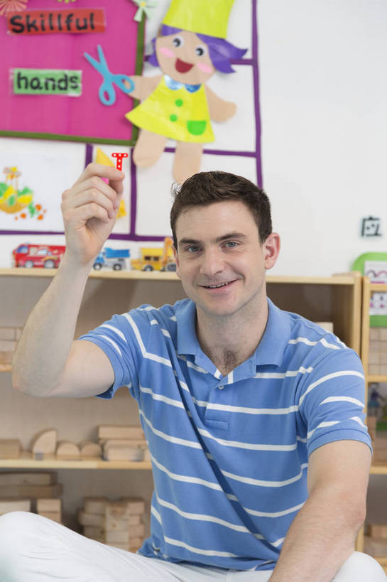 西方人,中年人,一个人,教师,坐,盘腿,竖图,彩色,室内,白天,正面,游戏,幸福,柜子,拼图,玩具,北京,中国,欧洲人,图片,教育,玩,娱乐,仅一个年轻男性,背景墙,休闲,教室,展示,放松,外教,幼儿园,摄影,成长,活动,好奇,未来,发泄,消遣,学前教育,智力,宣泄,乐观,卡通画,认真,男人,男性,年轻男性,美国人,年轻人,举起,盘腿而坐,盘膝,盘着腿的,盘着腿坐,双腿交叉,玩耍,嬉戏,坐着,半身,bj174