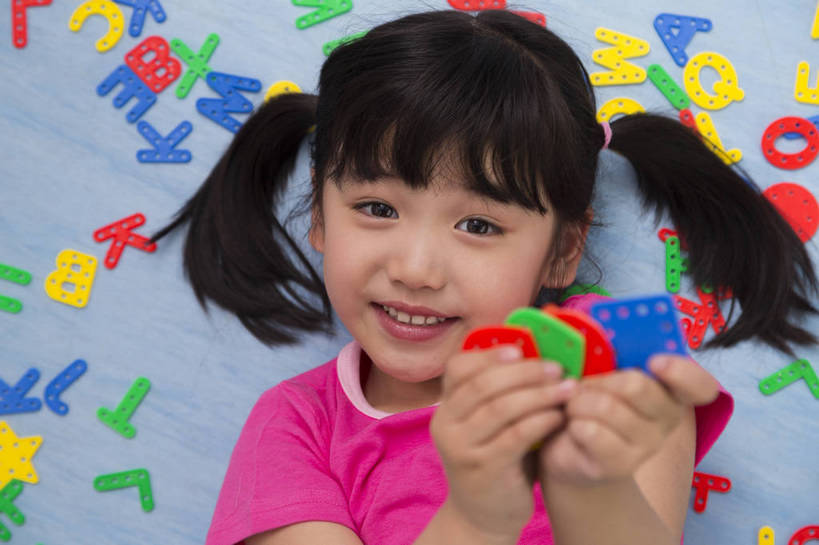 东方人,婴儿,儿童,一个人,微笑,横图,俯视,彩色,室内,白天,背景,正面,快乐,幸福,纯洁,地板,北京,中国,图片,排列,小孩,小女孩,休息,教室,鬼脸,调皮,放松,可爱,童年,童趣,幼儿园,摄影,活泼,成长,希望,好奇,未来,宝宝,纯真,烂漫,无邪,乐观,伶俐,天真,女孩,女人,女性,亚洲人,中国人,孩子,躺着,半身,女生,bj174