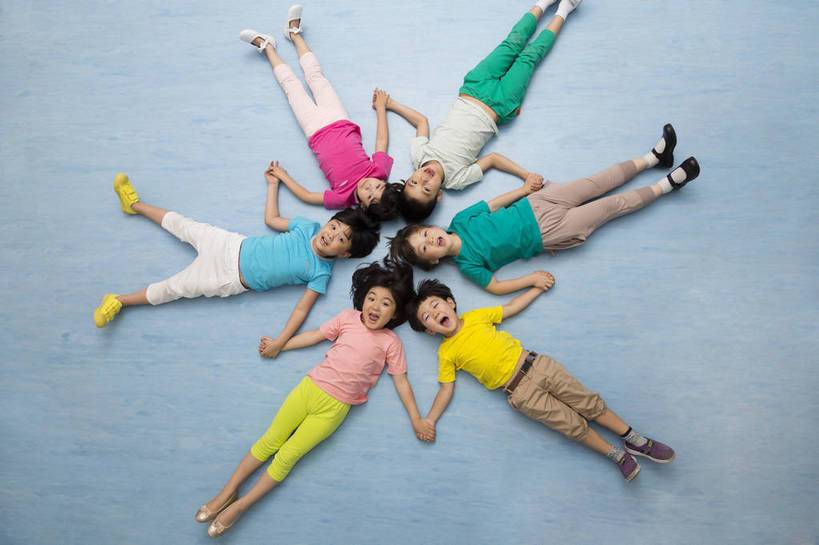 东方人,婴儿,儿童,伙伴,横图,俯视,彩色,室内,白天,背景,正面,快乐,友谊,幸福,纯洁,合作,地板,北京,中国,图片,许多人,排列,小孩,小女孩,六个人,一群人,休息,教室,调皮,放松,可爱,童年,童趣,幼儿园,摄影,活泼,成长,希望,好奇,未来,同伴,宝宝,纯真,烂漫,无邪,乐观,伶俐,天真,友情,男孩,男人,男性,女人,女性,亚洲人,中国人,孩子,躺着,全身,男生,bj174