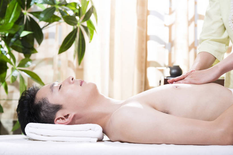 东方人,中年人,手,按摩师,美容师,美容院,躺,横图,彩色,室内,特写,白天,侧面,按摩,美容,时尚,成功,北京,中国,仅一个人,护肤,图片,保养,享受,休闲,健康,成熟,放松,活力,自信,美体,SPA水疗,保健,疗养,养生,温泉浴场,摄影,生活方式,养颜,精明,男人,男性,年轻男性,亚洲人,中国人,年轻人,矿泉疗养地,闭眼睛,半身,水疗,愉快,奢华,bj174