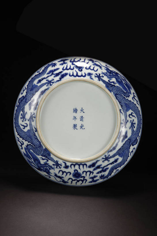 竖图,彩色,室内,白天,成功,静物,餐具,北京,中国,风俗,艺术,龙,瓷器,碟子,盘,图片,手工艺品,艺术品,古典,文化,文物,传统,盘子,工艺品,碟,精神,摄影,古董,青花瓷,珍贵,黑背景,高雅,古物,高贵,文明,中国文化,珍藏,图腾,传说,精美,古玩,自信心,品位,祥瑞,灵兽,二龙戏珠,权势,尊荣,古代文明,制度,磁器,白地青花瓷,青花,幸运,影棚拍摄,保藏,收藏,传统文化,龙珠,bj174