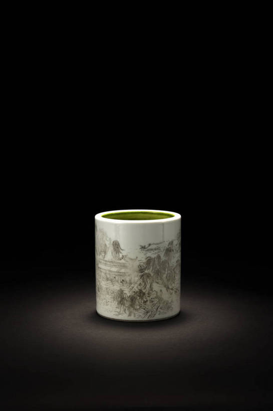 竖图,彩色,室内,白天,绘画,静物,笔筒,北京,中国,风俗,彩绘,瓷器,图片,陶瓷,艺术品,古典,文化,文物,传统,容器,工艺品,器皿,精神,摄影,古董,储藏,珍贵,陶艺,黑背景,古物,储存,文明,中国文化,珍藏,精美,古玩,彩釉,古代文明,制度,插笔器具,文房用具,画画,影棚拍摄,保藏,收藏,贮存,传统文化,bj174