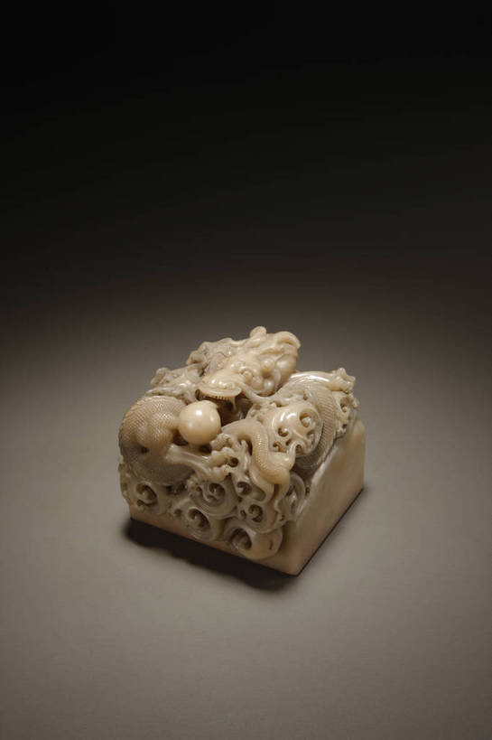 竖图,彩色,室内,白天,静物,玉,北京,中国,风俗,图片,办公用品,艺术品,古典,文化,文物,传统,文具,工艺品,精神,摄影,奢侈品,古董,印章,办公设备,文具用品,玉器,图章,贵重,珍贵,黑背景,古物,文明,中国文化,珍藏,签署,精美,玉石,古玩,文化工具,鉴定,古代文明,宝贵,制度,影棚拍摄,保藏,收藏,传统文化,玉印章,bj174