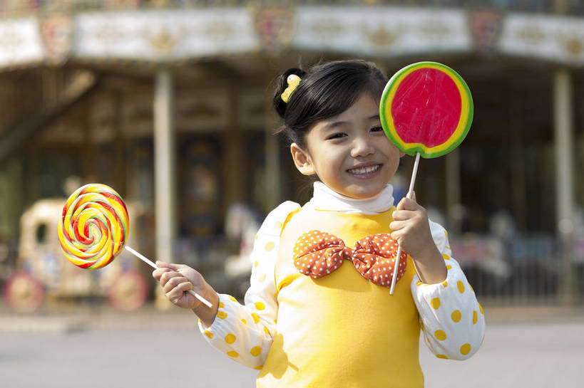 东方人,儿童,一个人,公园,游乐园,站,微笑,横图,彩色,照片,室外,白天,正面,旅游,度假,游戏,快乐,幸福,纯洁,游乐场,北京,中国,亚洲,仅一个人,棒棒糖,图片,食品,糖,糖果,甜点,甜品,首都,生活,玩,注视,黄种人,娱乐,食物,小孩,娱乐设施,甜食,观察,看,享受,休闲,假日,健康,温馨,旋转木马,放松,积极,可爱,俏皮,童年,童趣,摄影,游乐设施,生活方式,观看,活动,五颜六色,满足,色彩斑斓,假期,察看,享乐,愉悦,发泄,关注,消遣,智力,木马,玩乐,五彩缤纷,户外活动,单人,童真,周末,东亚,烂漫,无邪,嘉年华,中华人民共和国,北京市,京,北平,华北地区,宣泄,五彩斑斓,乐观,乐园,石景山区,主题公园,游艺设施,单独,五光十色,无忧无虑,天真,甜蜜,女孩,女人,女性,亚洲人,中国人,孩子,休闲活动,玩耍,嬉戏,站立,半身,欢乐,开心,愉快,主题乐园,女生,石景山,北京石景山游乐场,石景山路,石景山游乐园,八角游乐园,bj174