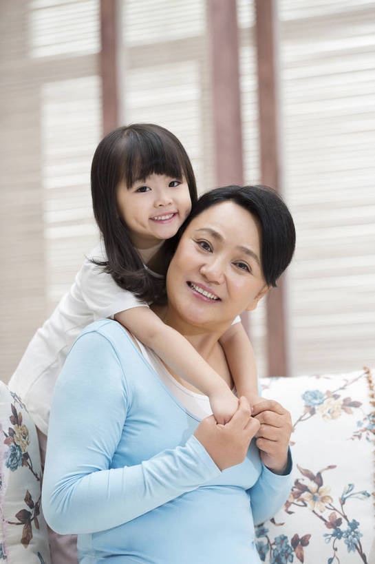 东方人,儿童,中年人,老年人,两个人,家庭,祖父母,祖母,客厅,坐,微笑,竖图,彩色,照片,室内,白天,游戏,快乐,幸福,窗户,北京,日光,中国,亚洲,睡衣,图片,百叶窗,房屋,年轻,玩,依靠,注视,休闲装,黄种人,娱乐,小孩,小女孩,背着,观察,看,趴着,休闲,温暖,温馨,一家人,放松,亲密,童年,童趣,摄影,生活方式,奶奶,成长,观看,靠近,活动,祖孙,和睦,察看,起居室,舒适,住房,享乐,愉悦,发泄,关爱,关注,清新,消遣,智力,亲近,亲情,房地产,玩乐,家居服,顽皮,布艺沙发,东亚,陪同,外婆,宣泄,乐观,陪伴,无忧无虑,天真,老年女性,女孩,女人,女性,亚洲人,中国人,孩子,孙女,搂抱,趴,玩耍,嬉戏,半身,爱,欢乐,开心,愉快,融洽,女生,挨着,伴随,bj174