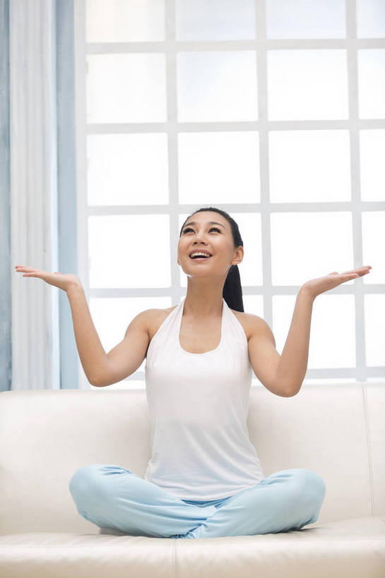 东方人,成年人,一个人,家庭,客厅,坐,举,伸展双臂,盘腿,微笑,竖图,彩色,照片,室内,白天,化妆,美容,快乐,幸福,美景,窗户,北京,日光,中国,亚洲,护肤,睡衣,背心,图片,房屋,景观,清晨,美丽,休闲装,黄种人,干净,一个,白色,自然,托,保养,享受,休闲,健康,温暖,温馨,惊喜,一家人,景色,放松,活力,美女,保健,养生,摄影,生活方式,单个,清爽,优雅,和睦,起居室,舒适,住房,遐想,愉悦,关爱,清新,自然风光,家居服,温柔,单人,想象,布艺沙发,东亚,憧憬,纯净,养颜,期盼,乐观,单独,气息,完美,年轻女性,女人,女性,亚洲人,中国人,年轻人,敞开双臂,举起,举手,举着,盘腿而坐,盘膝,盘着腿的,盘着腿坐,伸开双臂,双腿交叉,抬头,向上举,向上伸,向上托,仰头,展开双肩,张开手臂,张开双臂,坐着,全身,爱,愉快,SPA美容,魅力,融洽,浅蓝色,bj174