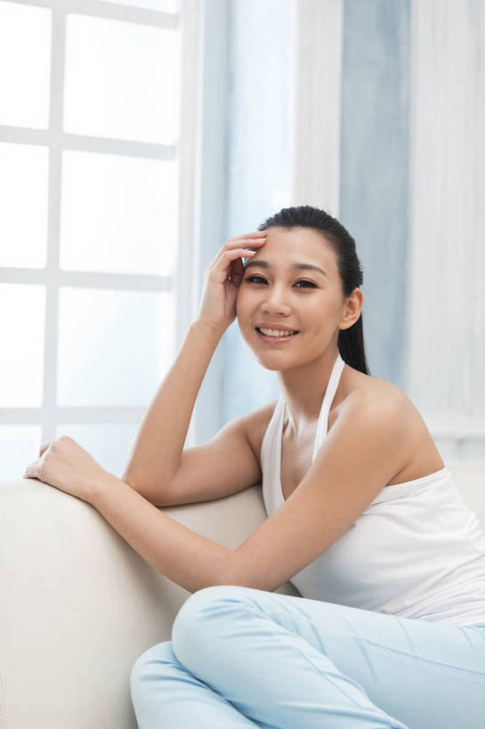 东方人,成年人,一个人,家庭,客厅,坐,微笑,竖图,彩色,照片,室内,白天,化妆,美容,快乐,幸福,美景,窗户,北京,日光,中国,亚洲,护肤,睡衣,背心,图片,房屋,景观,清晨,美丽,依靠,注视,休闲装,黄种人,干净,一个,白色,自然,扶,观察,看,曲腿,保养,享受,休息,休闲,健康,思考,温暖,温馨,一家人,景色,安静,放松,活力,美女,搭,保健,养生,摄影,生活方式,单个,观看,清爽,优雅,宁静,和睦,察看,起居室,舒适,住房,扶着,遐想,愉悦,搭着,关爱,关注,清新,自然风光,家居服,温柔,单人,想象,布艺沙发,东亚,憧憬,纯净,养颜,乐观,单独,气息,完美,年轻女性,女人,女性,亚洲人,中国人,年轻人,坐着,全身,爱,愉快,SPA美容,魅力,融洽,浅蓝色,bj174