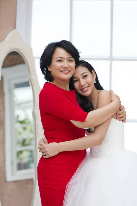 东方人,成年人,中年人,老年人,头发,两个人,父母,母亲,女儿,新娘,站,笑,微笑,露齿笑,竖图,彩色,照片,室内,白天,婚纱,晚礼服,婚礼,快乐,幸福,窗户,镜子,卧室,北京,日光,中国,亚洲,连衣裙,服装,正装,庆祝,反射,图片,结婚,浪漫,美丽,依靠,依偎,黄种人,红色,靠,靠着,庆典,喜庆,母女,美女,母爱,亲密,摄影,靠近,纪念,希望,优雅,呵护,疼爱,喜悦,毛发,优美,遐想,衣着,愉悦,关爱,亲近,亲情,喜事,撒娇,温柔,婚姻,婚庆,东亚,憧憬,陪同,新婚,感恩,情感,陪伴,完美,老年女性,年轻女性,女人,女性,亚洲人,中国人,年轻人,长发,卷发,搂抱,拥抱,半身,爱,高兴,深情,愉快,魅力,短发,妈妈,留恋,依恋,挨着,伴随,bj174