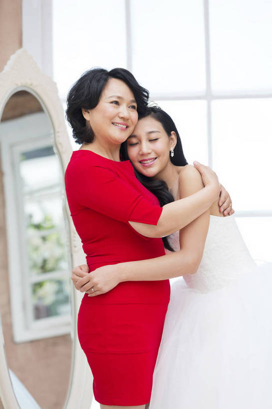东方人,成年人,中年人,老年人,头发,两个人,父母,母亲,女儿,新娘,站,笑,微笑,露齿笑,竖图,彩色,照片,室内,白天,婚纱,晚礼服,婚礼,快乐,幸福,窗户,镜子,卧室,北京,日光,中国,亚洲,连衣裙,服装,正装,庆祝,反射,图片,结婚,浪漫,美丽,依靠,依偎,黄种人,红色,靠,靠着,庆典,喜庆,母女,美女,母爱,亲密,摄影,靠近,纪念,希望,优雅,呵护,疼爱,喜悦,毛发,优美,遐想,衣着,愉悦,关爱,亲近,亲情,喜事,撒娇,温柔,婚姻,婚庆,东亚,憧憬,陪同,新婚,感恩,情感,陪伴,完美,老年女性,年轻女性,女人,女性,亚洲人,中国人,年轻人,长发,卷发,闭着眼睛,搂抱,拥抱,半身,爱,高兴,深情,愉快,魅力,短发,妈妈,留恋,依恋,挨着,伴随,bj174