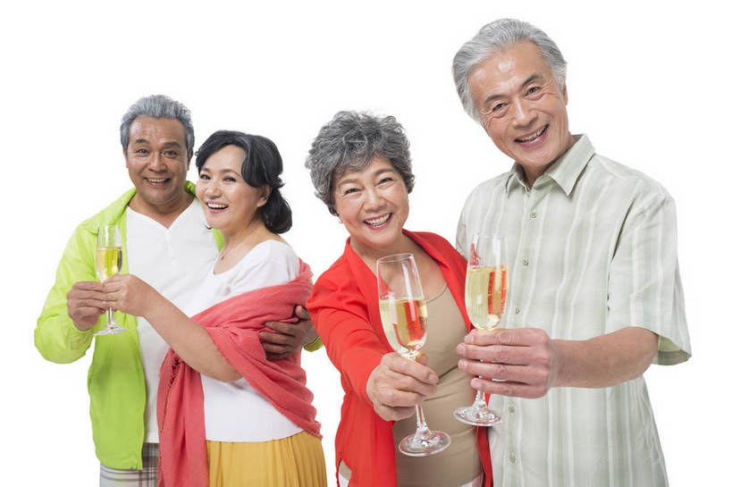 香槟酒,东方人,成年人,中年人,老年人,头发,四个人,人群,伙伴,朋友,站,举,笑,微笑,露齿笑,横图,彩色,照片,白色背景,仰视,聚会,旅游,度假,快乐,友谊,幸福,团队,秋季,杯子,北京,中国,亚洲,游客,服装,庆祝,并排,年轻,生活,注视,休闲装,黄种人,酒,衣服,白色,酒杯,披肩,围巾,春季,干杯,观察,看,托,郊游,休闲,游玩,健康,休闲服,放松,活力,精神,亲密,自信,摄影,服饰,生活方式,观看,靠近,假期,察看,退休,享乐,愉悦,关爱,关注,亲近,玩乐,结伴,周末,东亚,陪同,情感,乐观,陪伴,无忧无虑,友情,老年男性,老年女性,男人,男性,女人,女性,亚洲人,中国人,举起,举手,举着,向上举,向上伸,向上托,半身,低角度拍摄,影棚拍摄,旅行,欢乐,开心,愉快,运动装,伴随,bj174