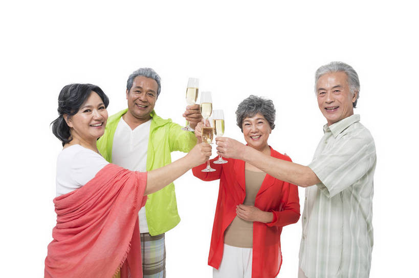 香槟酒,东方人,成年人,中年人,老年人,头发,四个人,人群,伙伴,朋友,站,举,笑,微笑,露齿笑,横图,彩色,照片,白色背景,仰视,聚会,旅游,度假,快乐,友谊,幸福,团队,秋季,杯子,北京,中国,亚洲,游客,服装,庆祝,并排,年轻,生活,注视,休闲装,黄种人,酒,衣服,白色,酒杯,披肩,围巾,春季,干杯,观察,看,托,郊游,休闲,游玩,健康,休闲服,放松,活力,精神,亲密,自信,摄影,服饰,生活方式,观看,靠近,假期,察看,退休,享乐,愉悦,关爱,关注,亲近,玩乐,结伴,周末,东亚,陪同,情感,乐观,陪伴,无忧无虑,友情,老年男性,老年女性,男人,男性,女人,女性,亚洲人,中国人,举起,举手,举着,向上举,向上伸,向上托,半身,低角度拍摄,影棚拍摄,旅行,欢乐,开心,愉快,运动装,伴随,bj174