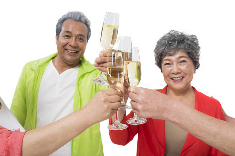 香槟酒,东方人,成年人,中年人,老年人,头发,四个人,人群,伙伴,朋友,站,举,笑,微笑,露齿笑,横图,彩色,照片,特写,白色背景,仰视,聚会,旅游,度假,快乐,友谊,幸福,团队,秋季,杯子,北京,中国,亚洲,游客,服装,庆祝,并排,年轻,生活,注视,休闲装,黄种人,酒,衣服,白色,酒杯,春季,干杯,观察,看,托,郊游,休闲,游玩,健康,休闲服,放松,活力,精神,亲密,自信,摄影,服饰,生活方式,观看,靠近,假期,察看,退休,享乐,愉悦,关爱,关注,亲近,玩乐,结伴,周末,东亚,陪同,情感,乐观,陪伴,无忧无虑,友情,老年男性,老年女性,男人,男性,女人,女性,亚洲人,中国人,举起,举手,举着,向上举,向上伸,向上托,低角度拍摄,影棚拍摄,旅行,欢乐,开心,愉快,运动装,伴随,bj174