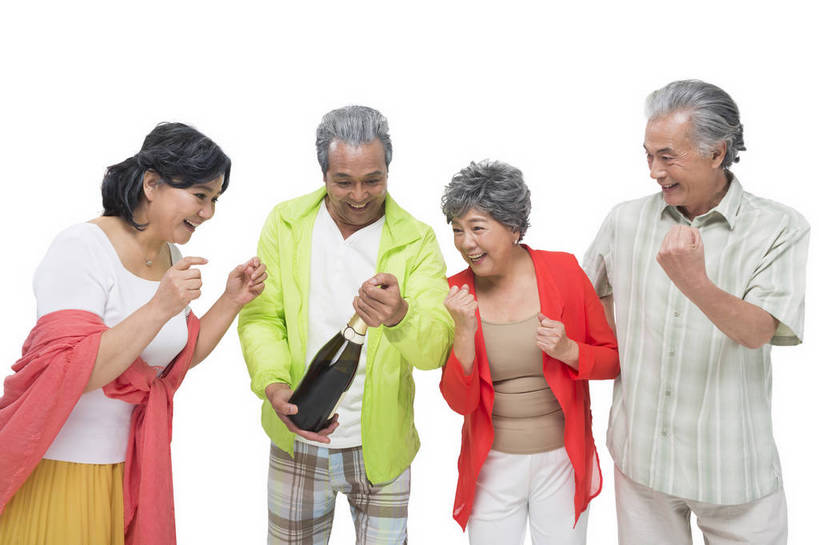 香槟酒,葡萄酒,东方人,成年人,中年人,老年人,头发,四个人,人群,伙伴,朋友,站,笑,微笑,露齿笑,横图,彩色,照片,特写,白色背景,仰视,聚会,旅游,度假,奢侈,快乐,友谊,幸福,团队,秋季,北京,中国,亚洲,游客,服装,庆祝,并排,浪漫,年轻,生活,休闲装,黄种人,酒,饮料,衣服,白色,披肩,围巾,香槟,春季,打开,加油,握拳,郊游,休闲,游玩,健康,休闲服,放松,活力,精神,亲密,诱惑,自信,摄影,服饰,生活方式,靠近,假期,退休,享乐,开启,愉悦,关爱,亲近,玩乐,结伴,周末,东亚,陪同,情感,气泡酒,起泡酒,汽酒,乐观,陪伴,无忧无虑,友情,老年男性,老年女性,男人,男性,女人,女性,亚洲人,中国人,低角度拍摄,影棚拍摄,旅行,高兴,欢乐,欢笑,开心,愉快,运动装,伴随,bj174