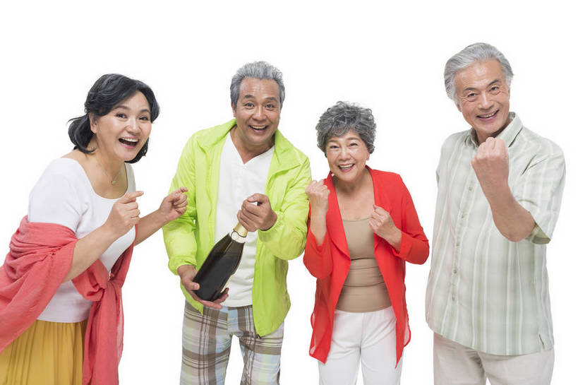香槟酒,葡萄酒,东方人,成年人,中年人,老年人,头发,四个人,人群,伙伴,朋友,站,笑,微笑,露齿笑,横图,彩色,照片,特写,白色背景,仰视,聚会,旅游,度假,奢侈,快乐,友谊,幸福,团队,秋季,北京,中国,亚洲,游客,服装,庆祝,并排,浪漫,年轻,生活,注视,休闲装,黄种人,酒,饮料,衣服,白色,披肩,围巾,香槟,春季,打开,观察,加油,看,握拳,郊游,休闲,游玩,健康,休闲服,放松,活力,精神,亲密,诱惑,自信,摄影,服饰,生活方式,观看,靠近,假期,察看,退休,享乐,开启,愉悦,关爱,关注,亲近,玩乐,结伴,周末,东亚,陪同,情感,气泡酒,起泡酒,汽酒,乐观,陪伴,无忧无虑,友情,老年男性,老年女性,男人,男性,女人,女性,亚洲人,中国人,低角度拍摄,影棚拍摄,旅行,高兴,欢乐,欢笑,开心,愉快,运动装,伴随,bj174