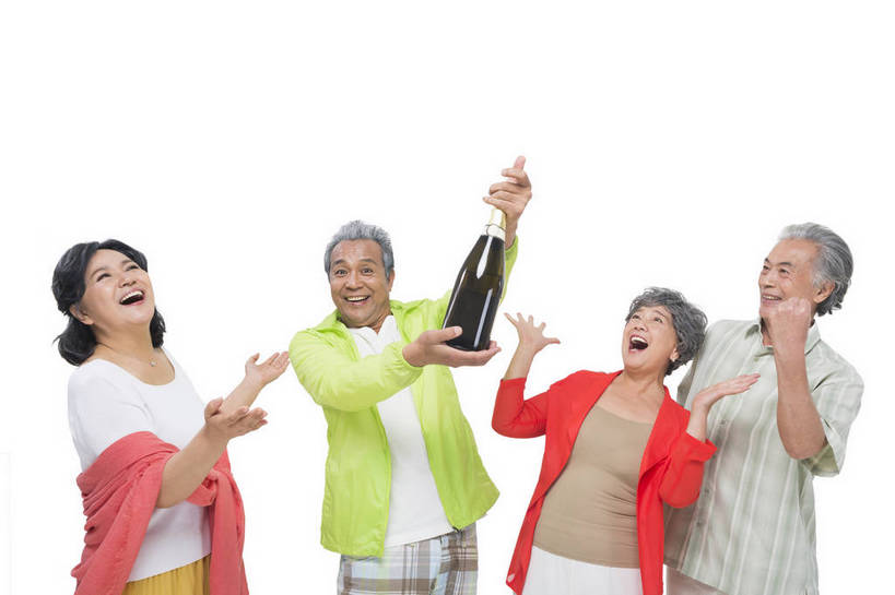 香槟酒,葡萄酒,东方人,成年人,中年人,老年人,头发,四个人,人群,伙伴,朋友,站,笑,微笑,大笑,露齿笑,横图,彩色,照片,特写,白色背景,仰视,聚会,旅游,度假,奢侈,快乐,友谊,幸福,团队,秋季,北京,中国,亚洲,游客,服装,庆祝,并排,浪漫,年轻,生活,休闲装,黄种人,酒,饮料,衣服,白色,披肩,围巾,香槟,春季,打开,加油,握拳,向上看,郊游,休闲,游玩,健康,休闲服,放松,活力,精神,诱惑,自信,摄影,服饰,生活方式,假期,退休,享乐,开启,愉悦,关爱,玩乐,结伴,周末,东亚,陪同,情感,气泡酒,起泡酒,汽酒,乐观,陪伴,无忧无虑,友情,老年男性,老年女性,男人,男性,女人,女性,亚洲人,中国人,抬头,低角度拍摄,影棚拍摄,旅行,高兴,欢乐,欢笑,开心,愉快,运动装,伴随,bj174