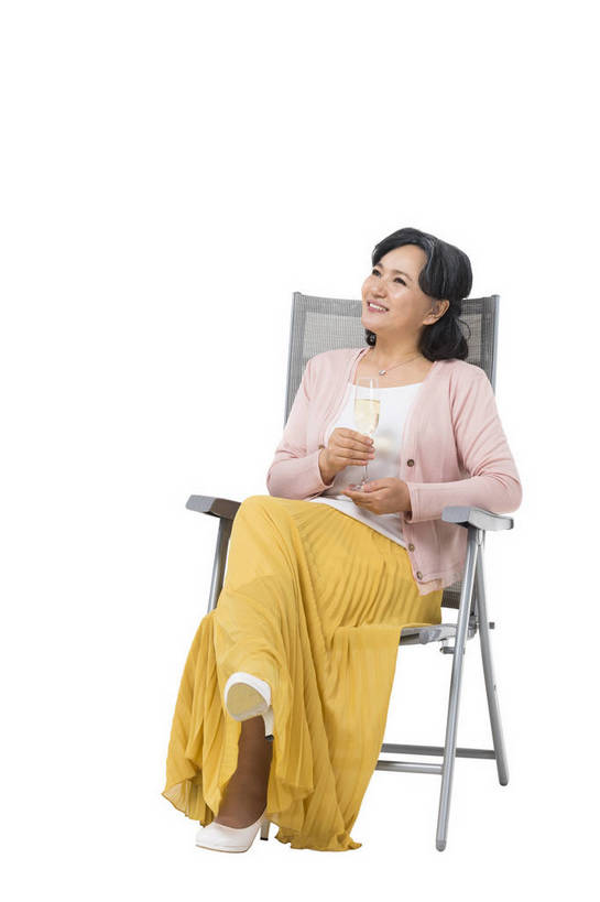 香槟酒,东方人,成年人,中年人,老年人,头发,一个人,坐,笑,微笑,露齿笑,竖图,彩色,照片,白色背景,旅游,度假,幸福,杯子,北京,中国,亚洲,游客,图片,夏季,美丽,年轻,生活,注视,休闲装,黄种人,长裙,酒,一个,白色,酒杯,春季,观察,看,休闲,游玩,健康,温馨,放松,活力,自信,摄影,生活方式,单个,观看,沙滩椅,假期,察看,退休,享乐,愉悦,关注,玩乐,单人,周末,东亚,乐观,单独,无忧无虑,老年女性,女人,女性,亚洲人,中国人,休闲椅,全身,影棚拍摄,旅行,欢乐,愉快,魅力,bj174