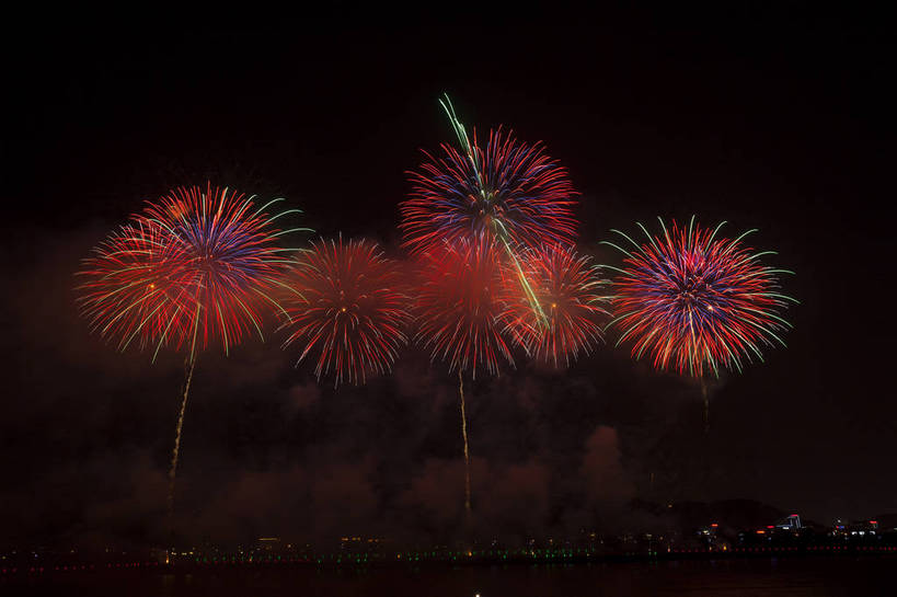 无人,横图,全景,室外,特写,夜晚,留白,正面,兴奋,爆炸,烟火,新年,花纹,节日,庆祝,图案,美丽,天空,焰火,喜庆,摄影,热闹,庆贺,璀璨,多彩,气氛,礼花,外景,除夕,花炮,礼花炮,动感,绚丽,烟花,夜空,彩图,愉快,傍晚,bj174