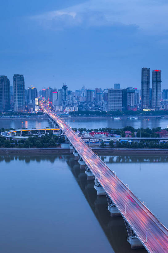 竖图,全景,室外,夜晚,正面,夜生活,大桥,道路,霓虹灯,夜景,公路,照明,中国,亚洲,繁华,丰富,景观,晚霞,云,灯光,美丽,东方,风景,蓝天,天空,射灯,景色,摄影,风光,明亮,多彩,都市风光,自然风光,外景,湖南,高速铁路,长沙,繁荣,彩图,傍晚,橘子洲头,湘江,bj174