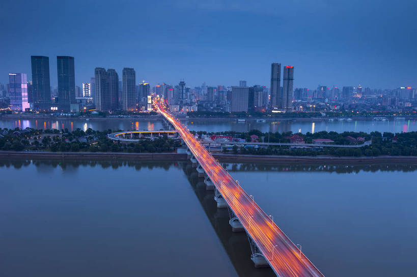 横图,全景,室外,夜晚,正面,夜生活,大桥,道路,霓虹灯,夜景,公路,照明,中国,亚洲,繁华,丰富,景观,晚霞,云,灯光,美丽,东方,风景,蓝天,天空,射灯,景色,摄影,风光,明亮,多彩,都市风光,自然风光,外景,湖南,高速铁路,长沙,繁荣,彩图,傍晚,橘子洲头,湘江,bj174