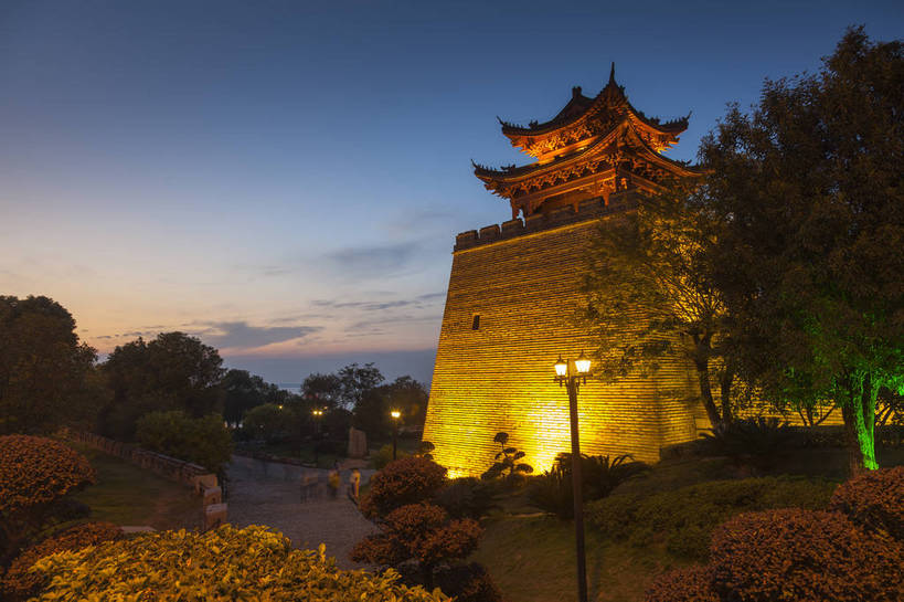 广场,横图,全景,室外,夜晚,侧面,旅游,名胜古迹,标志建筑,建筑,夜景,照明,洞庭湖,岳阳楼,中国,亚洲,古老,屋顶,屋檐,景点,景观,晚霞,文化遗产,云,古城,灯光,树丛,古典,宏伟,历史,文化,文物,传统,古建筑,遗址,东方,树,树木,古代,蓝色,风景,蓝天,天空,自然,中式,射灯,旅游胜地,景色,财富,摄影,城楼,风光,都市风光,文明,东方文化,自然风光,外景,古文明,东亚,远古,湖南,岳阳,湖南省,中华人民共和国,民族文化,华中地区,湘,岳阳市,蕴含,彩图,旅行,傍晚,久远,传统文化,巴陵广场,岳阳门,bj174