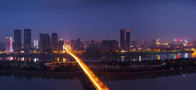 横图,全景,室外,夜晚,正面,夜生活,大桥,道路,霓虹灯,夜景,公路,照明,中国,亚洲,繁华,丰富,景观,晚霞,云,灯光,美丽,东方,风景,蓝天,天空,射灯,景色,摄影,风光,明亮,多彩,都市风光,自然风光,外景,湖南,高速铁路,长沙,繁荣,彩图,傍晚,橘子洲头,湘江,bj174