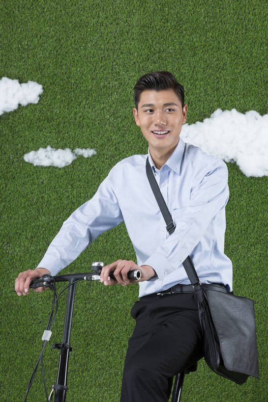 东方人,成年人,一个人,商务人士,微笑,竖图,彩色,照片,衬衫,西装,商务,快乐,信心,草地,草坪,自行车,北京,中国,亚洲,仅一个男性,仅一个人,绿色背景,正装,艺术,图片,生活,云彩,单车,职业装,黄种人,车,脚踏车,仅一个年轻男性,骑,绿色,天空,草皮,交通工具,职业,骑车,休闲,概念,健康,卡通,放松,个性,活力,自信,运输,创意,摄影,生活方式,环境,生态,创造力,愉悦,文学,载具,努力,户外运动,单人,想象,东亚,环境保护,乐观,单独,男人,男性,年轻男性,亚洲人,中国人,年轻人,白领,休闲活动,半身,影棚拍摄,开心,愉快,办公室职员,超现实主义,流派,艺术流派,bj174