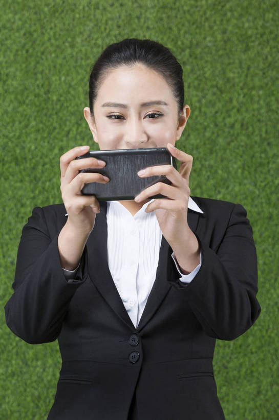 东方人,成年人,一个人,商务人士,秘书,站,笑,微笑,露齿笑,竖图,彩色,照片,西装,商务,游戏,快乐,通讯,分享,信心,草地,草坪,手机,北京,中国,亚洲,仅一个年轻女性,仅一个女性,仅一个人,绿色背景,套装,正装,信息,图片,拿着,注视,职业装,黄种人,娱乐,电子产品,绿色,自然,草皮,按,低头,观察,看,职业,健康,放松,活力,自信,摄影,观看,清爽,环境,生态,察看,操作,享乐,愉悦,关注,清新,发短信,肖像,单人,东亚,环境保护,乐观,垂头,无线电技术,单独,年轻女性,女人,女性,亚洲人,中国人,年轻人,白领,电子商务,触摸,沟通,半身,影棚拍摄,开心,愉快,办公室职员,bj174