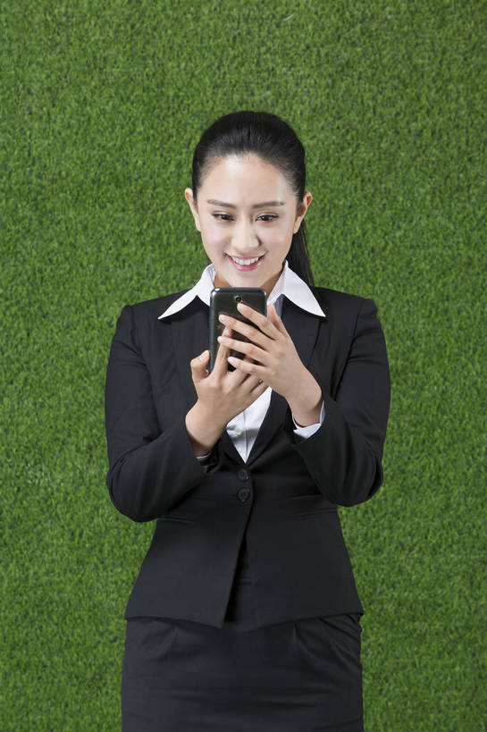 东方人,成年人,一个人,商务人士,秘书,站,笑,微笑,露齿笑,竖图,彩色,照片,西装,商务,快乐,通讯,分享,信心,草地,草坪,手机,北京,中国,亚洲,仅一个年轻女性,仅一个女性,仅一个人,绿色背景,套装,正装,信息,图片,拿,拿着,注视,职业装,黄种人,娱乐,电子产品,绿色,自然,草皮,低头,观察,看,职业,健康,放松,活力,自信,摄影,观看,清爽,环境,生态,察看,享乐,愉悦,关注,清新,肖像,单人,东亚,环境保护,乐观,无线电技术,单独,年轻女性,女人,女性,亚洲人,中国人,年轻人,白领,电子商务,沟通,半身,影棚拍摄,开心,愉快,办公室职员,bj174