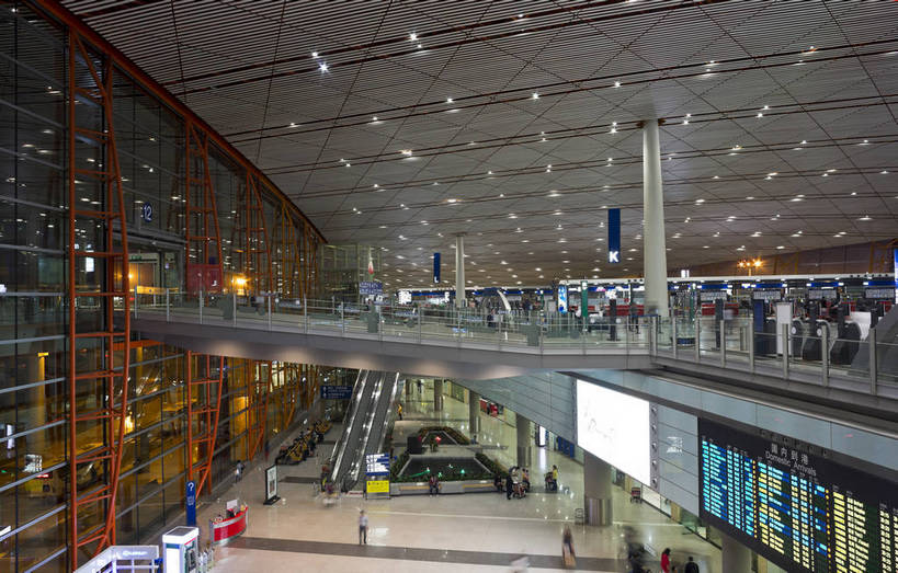 人群,机场,横图,彩色,室内,夜晚,旅游,度假,名胜古迹,天花板,标志建筑,地标,建筑,玻璃,照明,北京,中国,亚洲,遗迹,反光,窗,地面,交通,首都,内部,古迹,文化,文物,娱乐,建设,古建筑,现代化,人流,享受,休闲,旅游胜地,放松,摄影,经济,崭新,明亮,便利,象征,宽敞,古文明,东亚,中华人民共和国,北京市,京,北平,华北地区,快捷,进步,发达,北京首都国际机场,首都国际机场,首都机场,枢纽,旅行,傍晚,北京首都国际机场3号航站楼,北京首都国际机场T3航站楼,北京机场,bj174