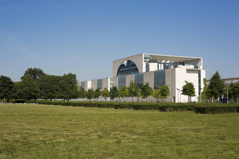 横图,彩色,室外,白天,旅游,度假,时尚,草地,名胜古迹,城市风光,标志建筑,城市,地标,建筑,德国,欧洲,遗迹,反光,首都,古迹,文物,娱乐,建设,古建筑,柏林,树木,现代化,白云,风景,蓝天,天空,地标建筑,享受,休闲,旅游胜地,放松,摄影,晴天,风光,政府大楼,都市风光,政府,玻璃窗户,外景,古文明,中央,新颖,旅行,bj174