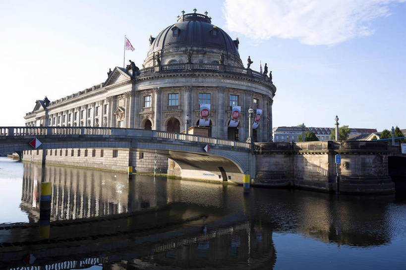 横图,彩色,室外,白天,旅游,美景,水,城市风光,城市,道路,建筑,街道,路,公路,德国,欧洲,清澈,河水,景观,大街,交通,首都,柏林,白云,倒影,风景,蓝天,天空,湖水,休闲,景色,人文,摄影,晴朗,晴天,风光,静止,水域,风格,镜面,外景,欧式建筑,明媚,马路,旅行,bj174