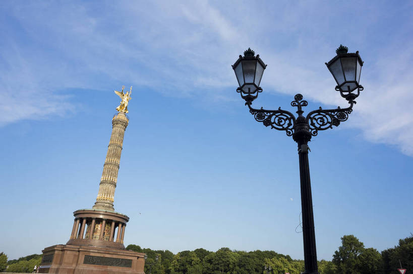 无人,横图,彩色,室外,白天,旅游,度假,胜利,名胜古迹,城市风光,标志建筑,城市,道路,地标,建筑,路灯,雕塑,德国,欧洲,遗迹,人物,人像,雕像,塑像,柱子,首都,古迹,历史,文物,娱乐,建设,古建筑,柏林,白云,风景,蓝天,天空,享受,休闲,金色,路面,旅游胜地,放松,摄影,晴天,纪念,风光,女神,西欧,都市风光,外景,金碧辉煌,古文明,德意志联邦共和国,胜利女神,柏林州,胜利纪念柱,旅行,bj174