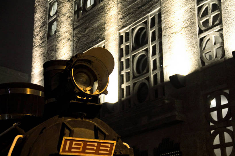 无人,横图,室外,夜晚,正面,窗户,指示牌,照明,上海,中国,亚洲,阴影,光线,标志,数字,文字,影子,字符,墙,灯光,标识,1933创意园,虹口区,玻璃窗,墙壁,墙面,灯,黄色,灯具,射灯,阿拉伯数字,照亮,申,照明设备,东亚,上海市,中华人民共和国,沪,华东地区,彩图,上海1933,1933老场房,shlxx1