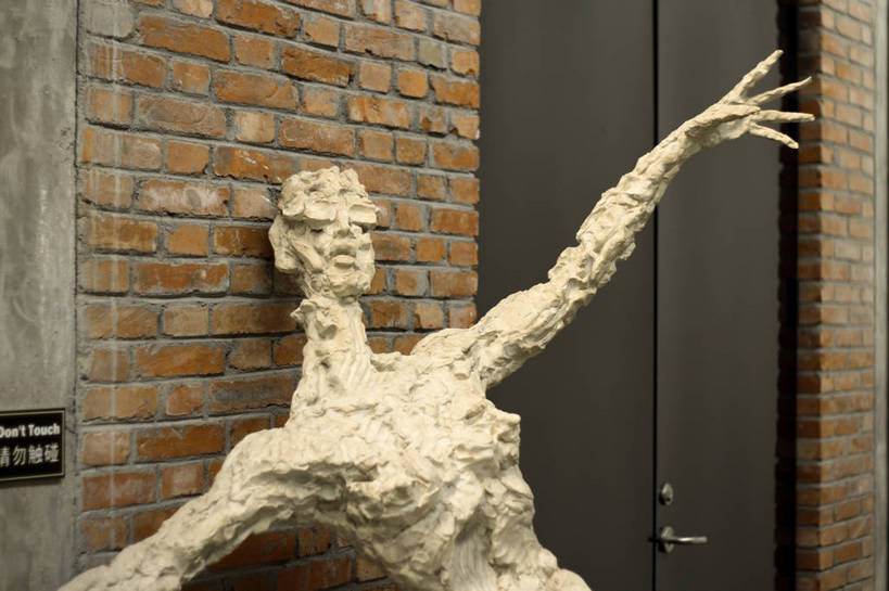 东方人,一个人,无人,伸展双臂,横图,室外,白天,正面,建材,门,建筑,指示牌,雕塑,上海,中国,亚洲,仅一个男性,仅一个人,艺术,装饰,标志,材料,雕刻,雕像,文字,砖,砖块,墙,黄种人,标识,红坊,创意园,斑驳,墙壁,墙面,仅一个年轻男性,把手,门把手,工艺品,门框,砖头,建造,红砖,纪念,门把,美术,申,主题,陈列,东亚,长宁区,上海市,中华人民共和国,沪,华东地区,功能,美学,班驳,男人,男性,年轻男性,亚洲人,石料,敞开双臂,拉手,伸开双臂,展开双肩,张开手臂,张开双臂,半身,彩图,砌墙砖,红坊文化艺术社区,红坊创意园区,shlxx1